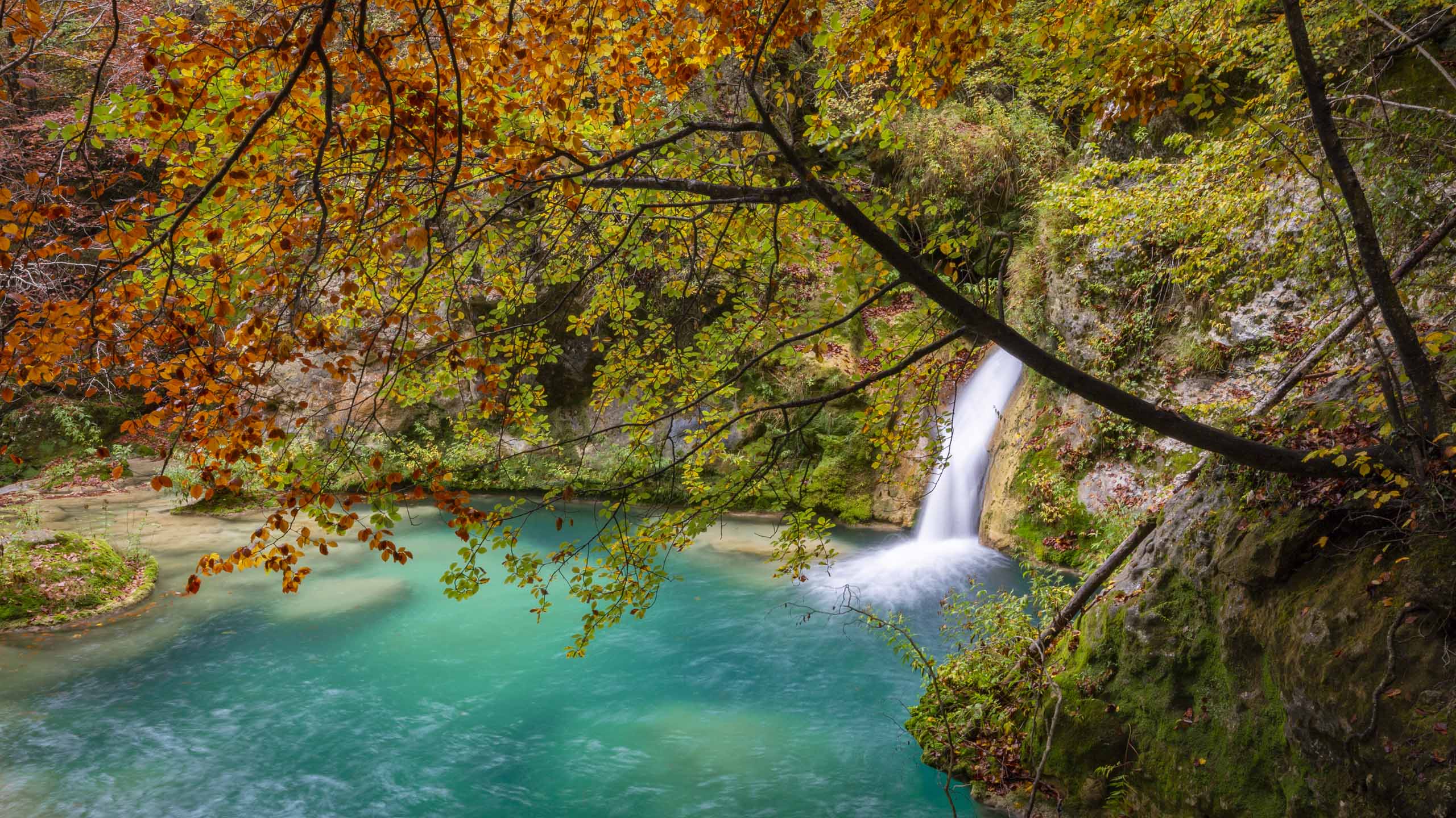 poza de aguas turquesas y pequeña cascada en el nacedero del Urederra
